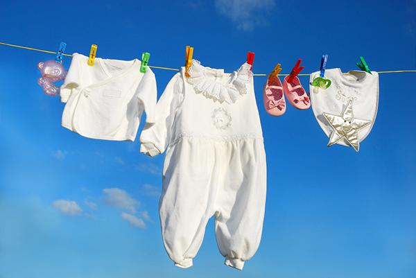 Giặt quần áo cho trẻ sơ sinh bằng máy giặt như thế nào là đúng
